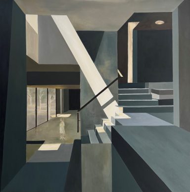 Pintura al óleo de un patio interior en tonos grises verdosos neutros con una pequeña figura infantil iluminada por un haz de luz.