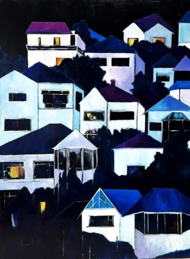 Pintura al óleo de un conjunto de casas blancas y azules con ventanas iluminadas durante la noche.